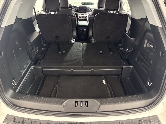 Used 2024 Ford Explorer XLT w/ Equipment Group 202A AWD/4WD image 39