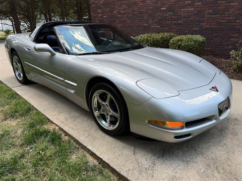 Used 2004 Chevrolet Corvette Coupe w/ Preferred Equipment Group image 32