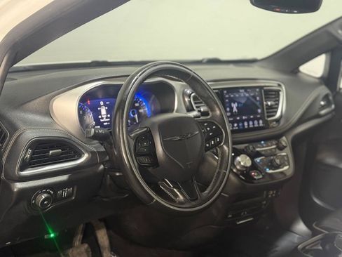 Used 2019 Chrysler Pacifica Limited w/ Advanced Safetytec Group FWD image 30