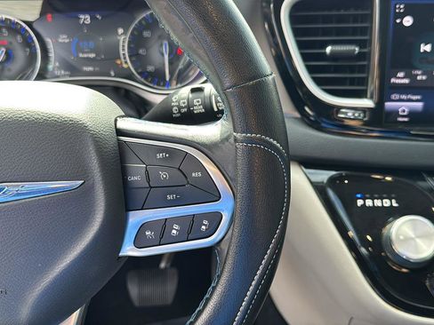 Used 2021 Chrysler Pacifica Touring-L image 14