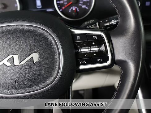 Used 2024 Kia Carnival LX image 3