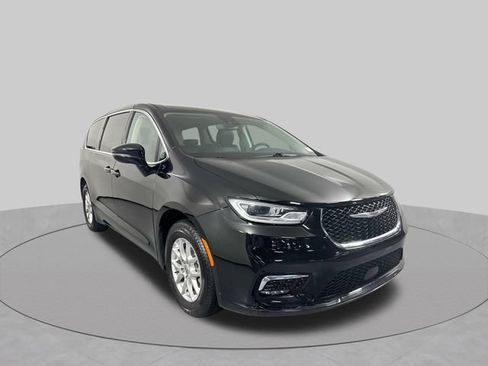 Used 2024 Chrysler Pacifica Touring-L FWD image 3