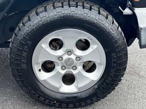 Used 2015 Jeep Wrangler Unlimited Sahara w/ Connectivity Group image 9