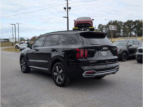 Used 2023 Kia Sorento S image 3