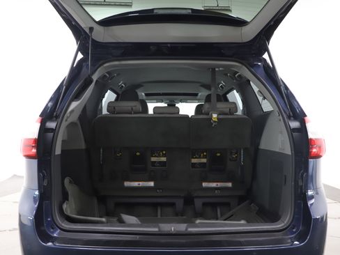 Used 2018 Toyota Sienna XLE w/ XLE Navigation Package image 19