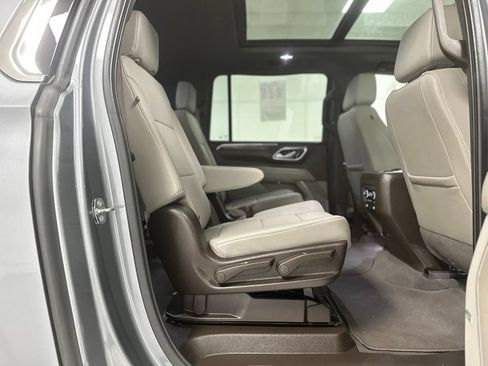 Used 2022 Chevrolet Suburban LT w/ LT Signature Plus Package RWD image 24