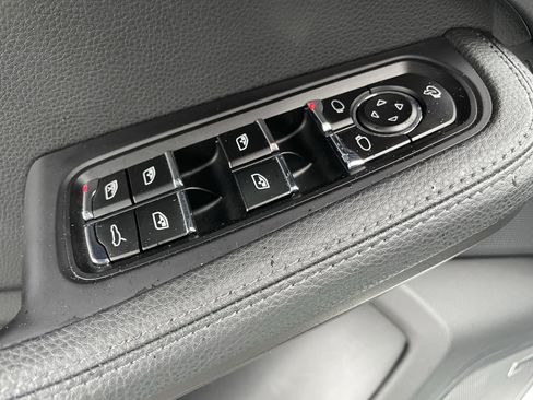 Used 2022 Porsche Macan image 11