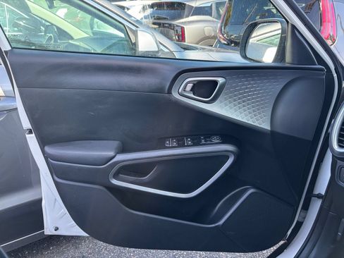 Used 2025 Kia Soul LX w/ LX Technology Package FWD image 18