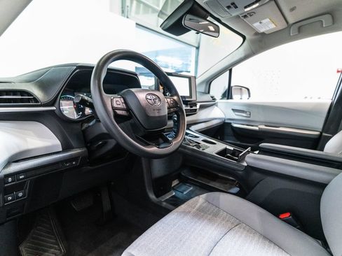 Certified 2025 Toyota Sienna LE FWD image 4