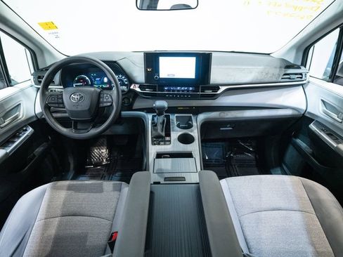 Used 2025 Toyota Sienna LE AWD/4WD image 14