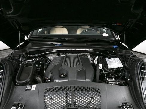 Certified 2025 Porsche Macan image 36