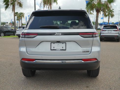 Used 2025 Jeep Grand Cherokee Laredo RWD image 6