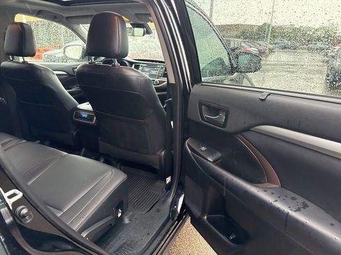 Used 2019 Toyota Highlander XLE AWD/4WD image 19