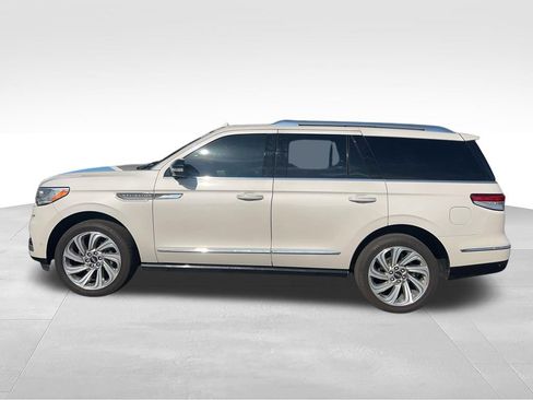 Used 2024 Lincoln Navigator Reserve AWD/4WD image 3