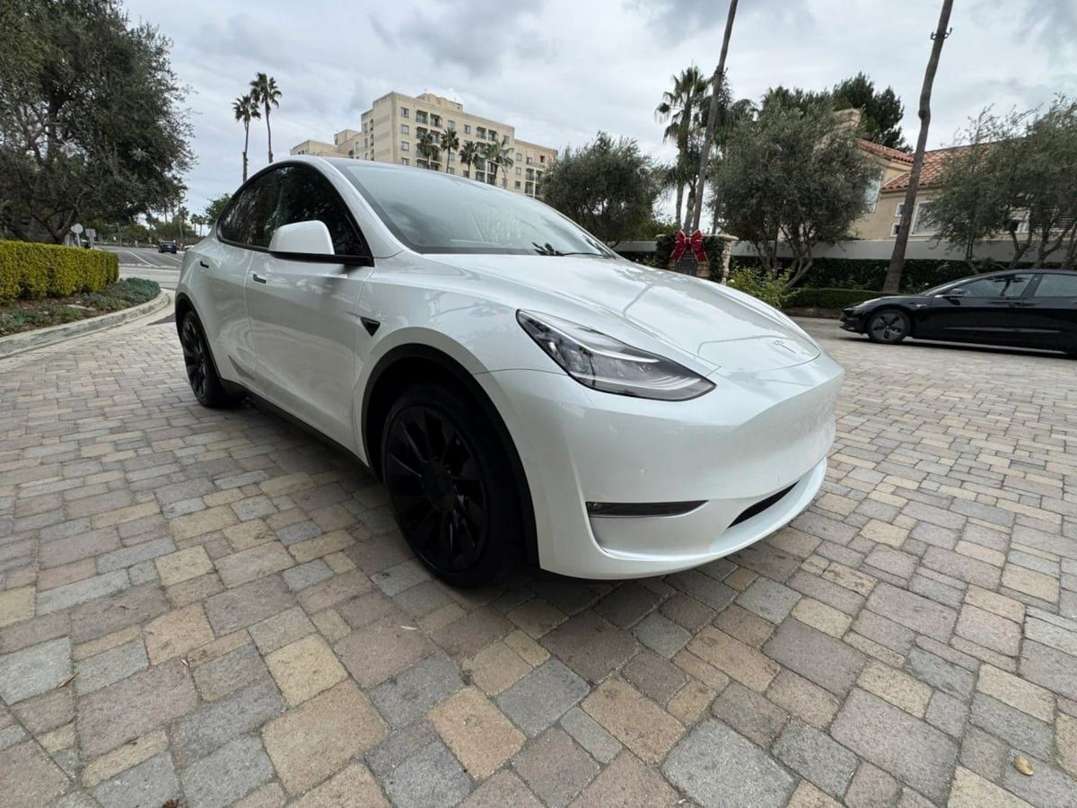 Used 2023 Tesla Model Y Long Range AWD/4WD image 3