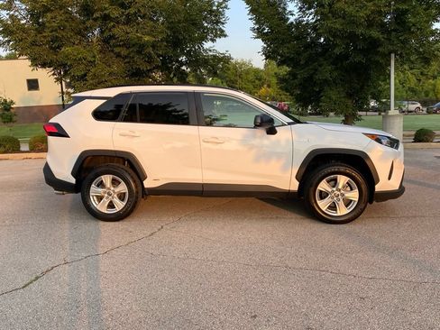 Used 2021 Toyota RAV4 LE AWD/4WD image 9