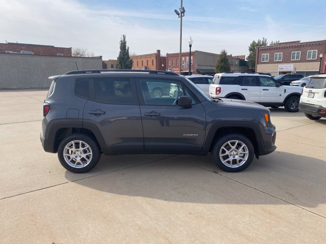 Used 2022 Jeep Renegade Latitude AWD/4WD image 1