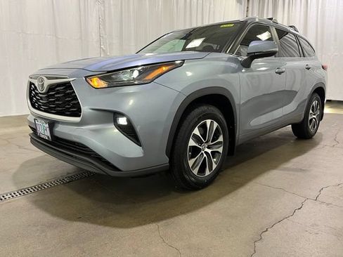 Certified 2024 Toyota Highlander XLE AWD/4WD image 28