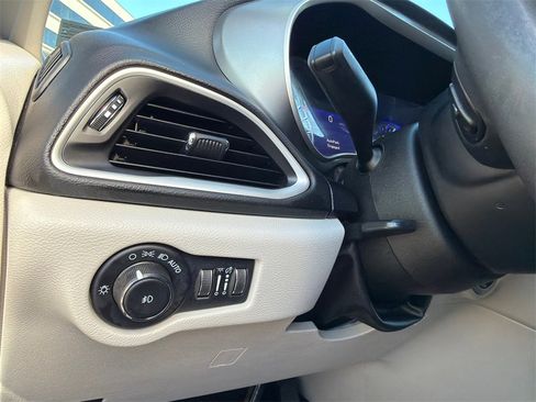 Used 2023 Chrysler Pacifica Touring-L image 36