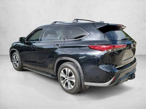 Used 2020 Toyota Highlander XLE AWD/4WD image 7