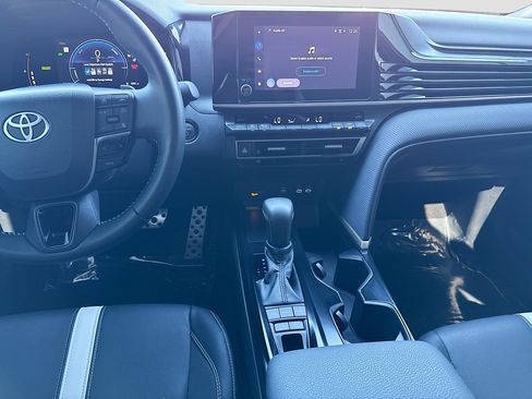 Used 2025 Toyota Camry SE image 18