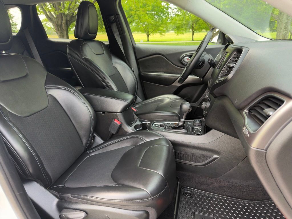 Used 2019 Jeep Cherokee Latitude Plus w/ Cold Weather Group AWD/4WD image 28