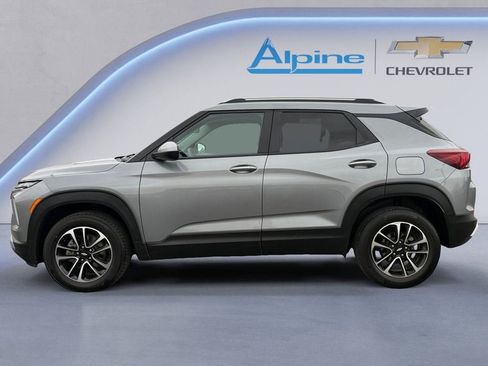 Used 2025 Chevrolet TrailBlazer LT image 2