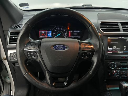 Used 2016 Ford Explorer XLT w/ Equipment Group 202A image 21