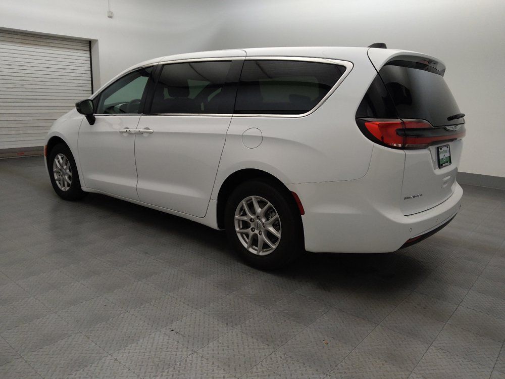 Used 2024 Chrysler Pacifica Touring FWD image 3