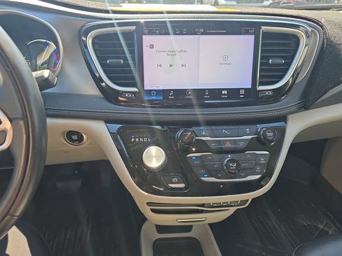 Used 2022 Chrysler Pacifica Touring-L FWD image 22
