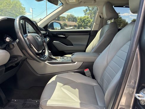 Used 2020 Toyota Highlander XLE FWD image 7