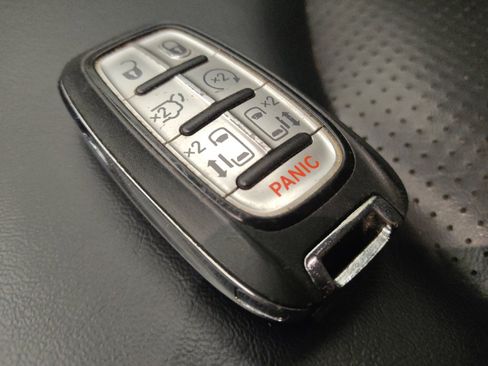Used 2020 Chrysler Voyager Lxi FWD image 32