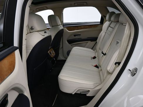 Certified 2024 Bentley Bentayga Plug-In Hybrid image 27