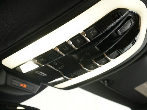 Used 2018 Porsche Macan AWD/4WD image 39
