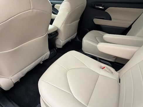Used 2023 Toyota Highlander XLE AWD/4WD image 24