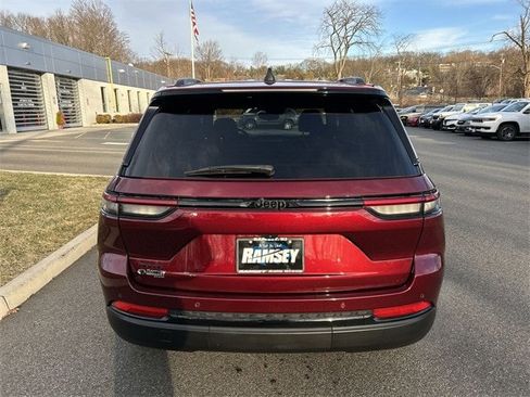 Used 2023 Jeep Grand Cherokee Altitude image 7