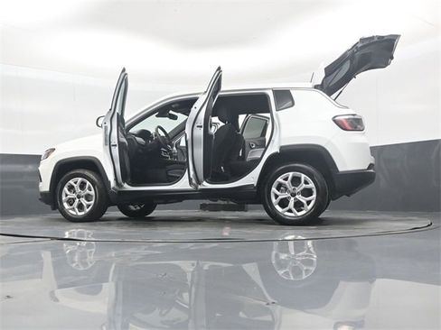 Used 2025 Jeep Compass Sport image 53