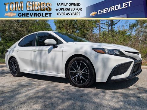 Used 2021 Toyota Camry SE image 1