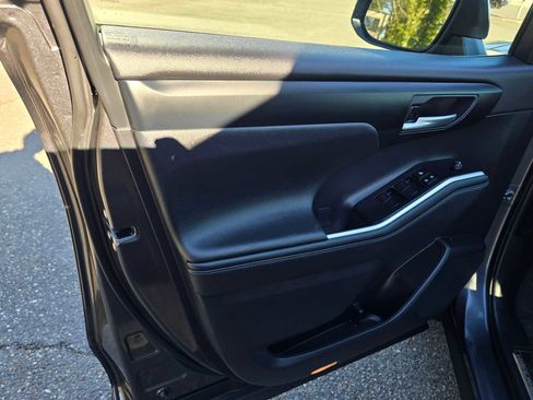 Used 2023 Toyota Highlander XLE image 24