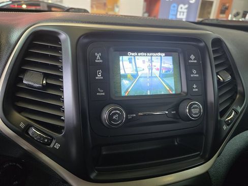 Used 2016 Jeep Cherokee Sport image 19