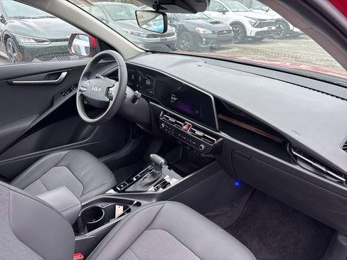 Used 2025 Kia Niro EX image 8