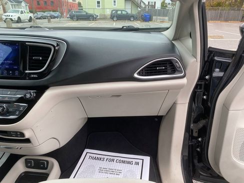 Used 2017 Chrysler Pacifica Touring Plus image 30