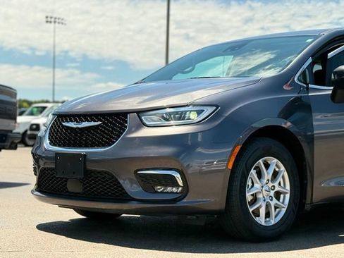 Used 2023 Chrysler Pacifica Touring-L FWD image 45