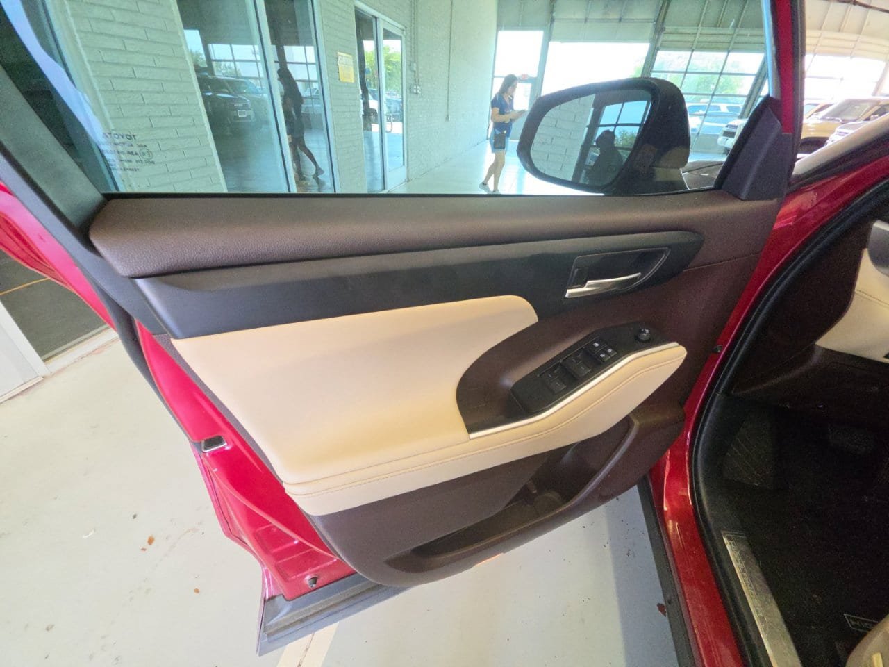 Used 2021 Toyota Highlander XLE FWD image 9