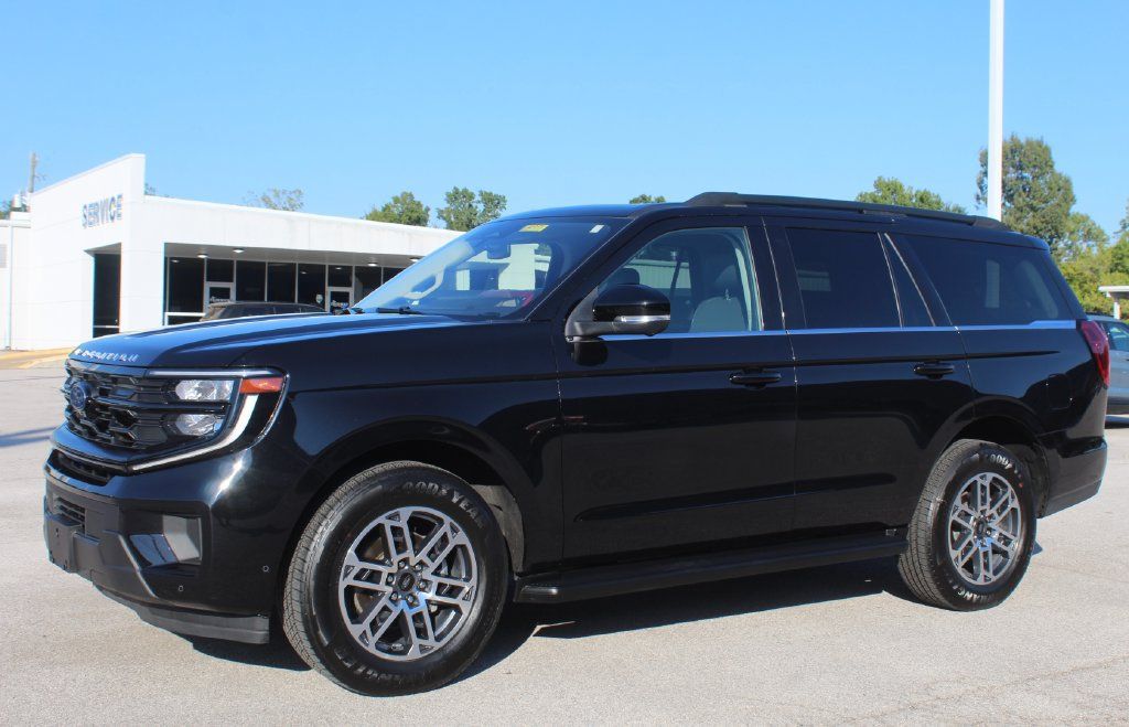 Used 2025 Ford Expedition Active RWD image 2