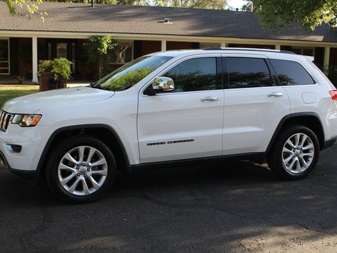 Used 2017 Jeep Grand Cherokee Limited image 35