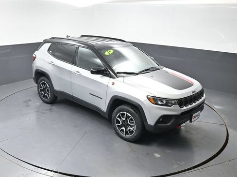 Used 2025 Jeep Compass Trailhawk AWD/4WD image 45