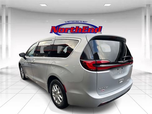 Used 2024 Chrysler Pacifica Touring-L image 5