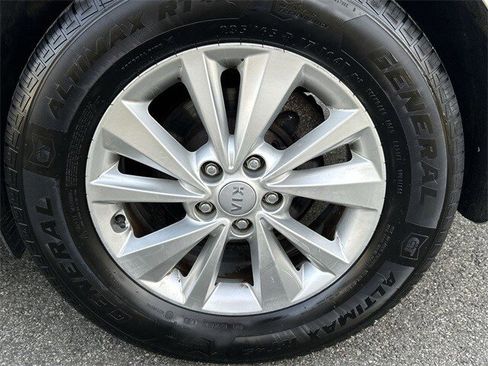 Used 2017 Kia Sedona LX w/ LX Essentials Premium Package image 11