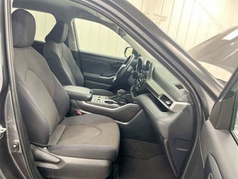 Used 2023 Toyota Highlander LE image 21